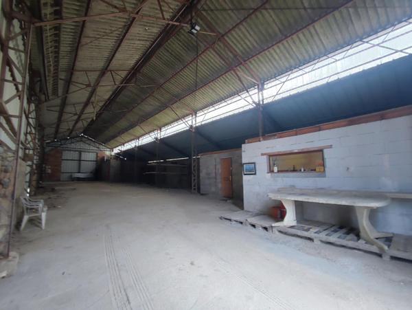 Entrepôt 373 m² sur terrain constructible avec bureau d'accueil et pièce détente.