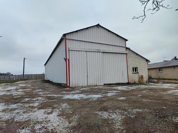 Entrepôt 373 m² sur terrain constructible avec bureau d'accueil et pièce détente.