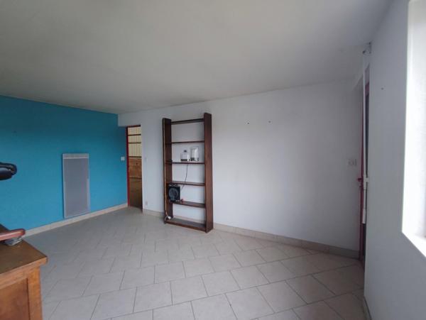 Entrepôt 373 m² sur terrain constructible avec bureau d'accueil et pièce détente.