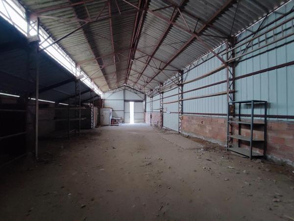 Entrepôt 373 m² sur terrain constructible avec bureau d'accueil et pièce détente.