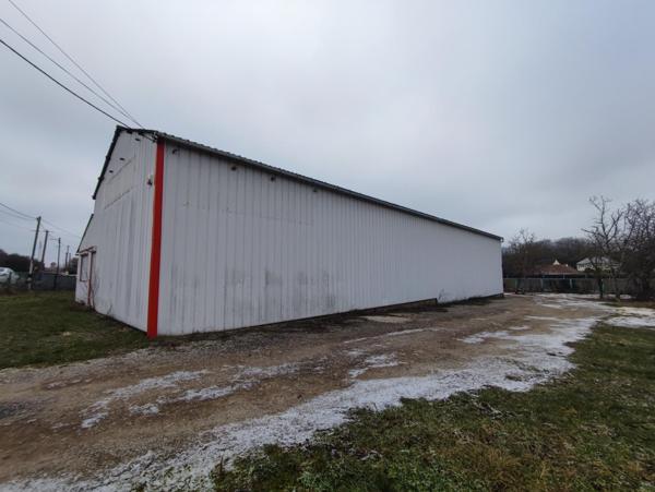 Entrepôt 373 m² sur terrain constructible avec bureau d'accueil et pièce détente.