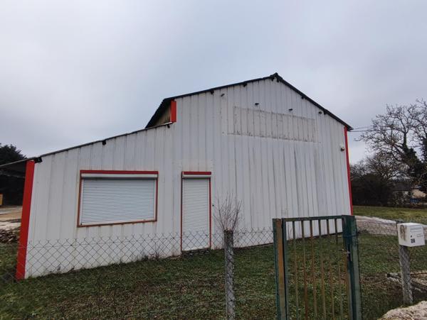Entrepôt 373 m² sur terrain constructible avec bureau d'accueil et pièce détente.