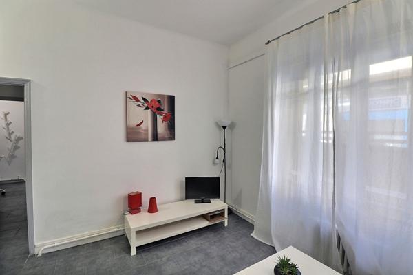 LOCATION T2 MEUBLE LES 5 AVENUES 13004 AVEC TERRASSE