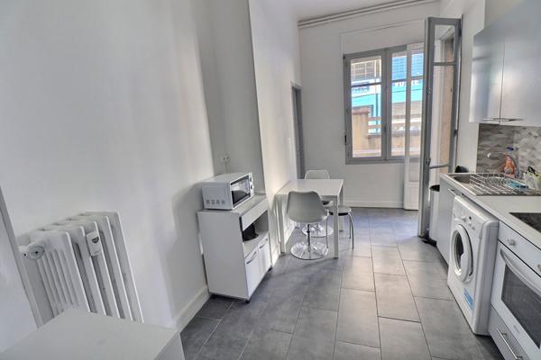 LOCATION T2 MEUBLE LES 5 AVENUES 13004 AVEC TERRASSE