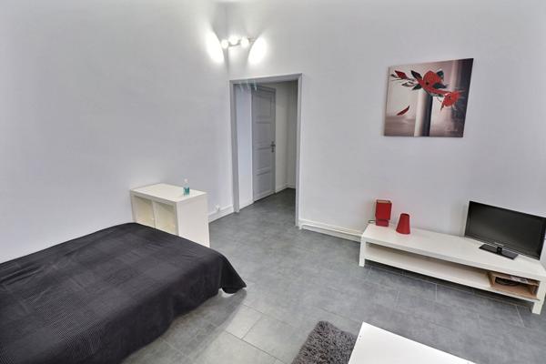 LOCATION T2 MEUBLE LES 5 AVENUES 13004 AVEC TERRASSE