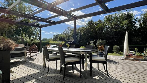 Saint-Germain-en-Laye (78100) Villa d'Architecte de 9 Pièces, 250 m2, 7 chambres sur 1835m2 de terrain à L'ETANG-LA-VILLE.