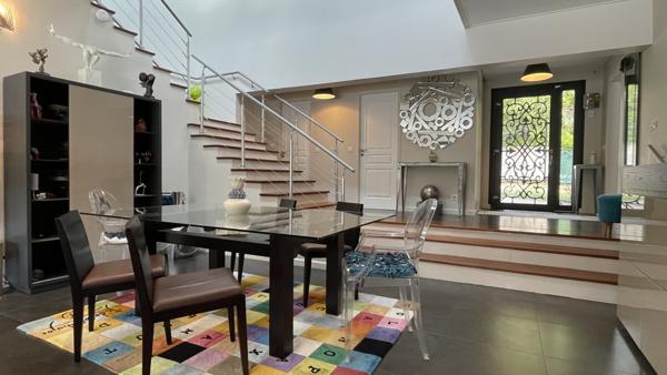 Saint-Germain-en-Laye (78100) Villa d'Architecte de 9 Pièces, 250 m2, 7 chambres sur 1835m2 de terrain à L'ETANG-LA-VILLE.