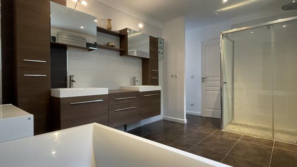 Saint-Germain-en-Laye (78100) Villa d'Architecte de 9 Pièces, 250 m2, 7 chambres sur 1835m2 de terrain à L'ETANG-LA-VILLE.