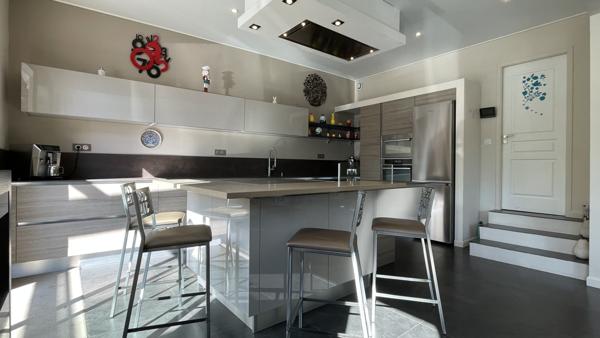 Saint-Germain-en-Laye (78100) Villa d'Architecte de 9 Pièces, 250 m2, 7 chambres sur 1835m2 de terrain à L'ETANG-LA-VILLE.