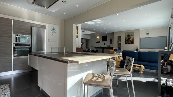 Saint-Germain-en-Laye (78100) Villa d'Architecte de 9 Pièces, 250 m2, 7 chambres sur 1835m2 de terrain à L'ETANG-LA-VILLE.