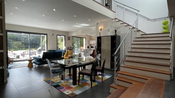 Saint-Germain-en-Laye (78100) Villa d'Architecte de 9 Pièces, 250 m2, 7 chambres sur 1835m2 de terrain à L'ETANG-LA-VILLE.