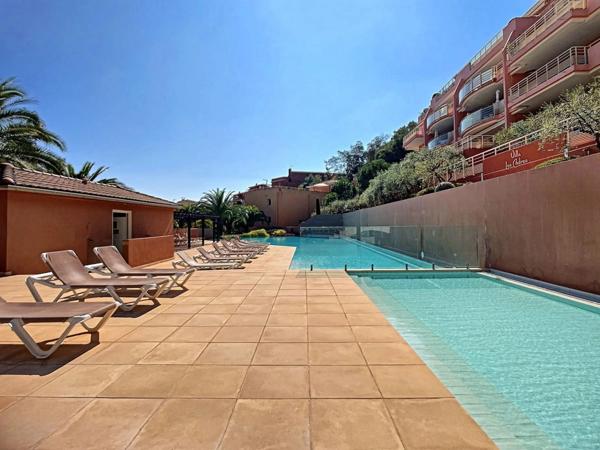 3 PIÈCES – REZ-DE-JARDIN – RÉSIDENCE RÉCENTE DE STANDING – À QUELQUES MÈTRES DU PORT ET DES PLAGES DE LA FIGUEIRETTE – GARAGE