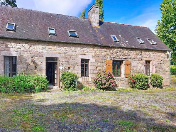 Ensemble de 4 maisons en pierre avec piscine couverte