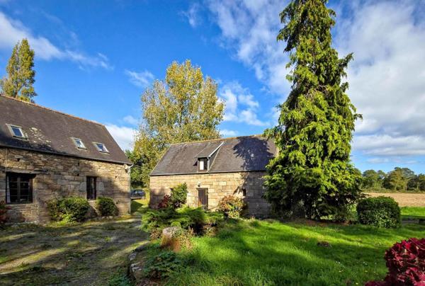 Ensemble de 4 maisons en pierre avec piscine couverte