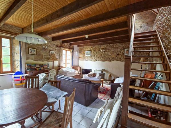 Ensemble de 4 maisons en pierre avec piscine couverte