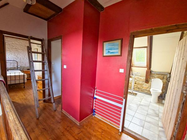 Ensemble de 4 maisons en pierre avec piscine couverte