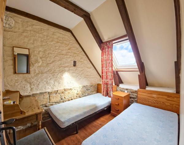 Ensemble de 4 maisons en pierre avec piscine couverte