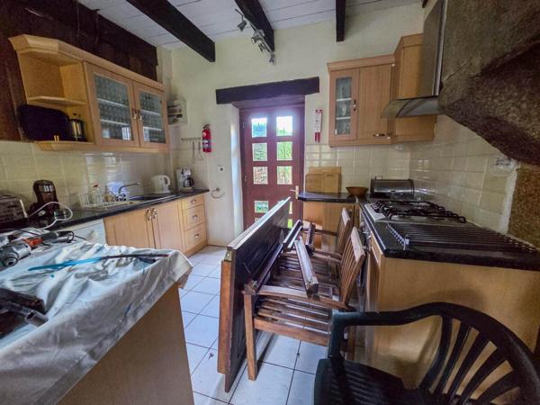 Ensemble de 4 maisons en pierre avec piscine couverte