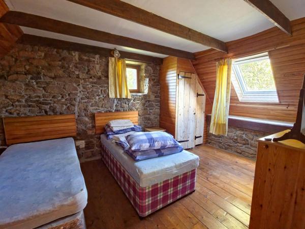 Ensemble de 4 maisons en pierre avec piscine couverte