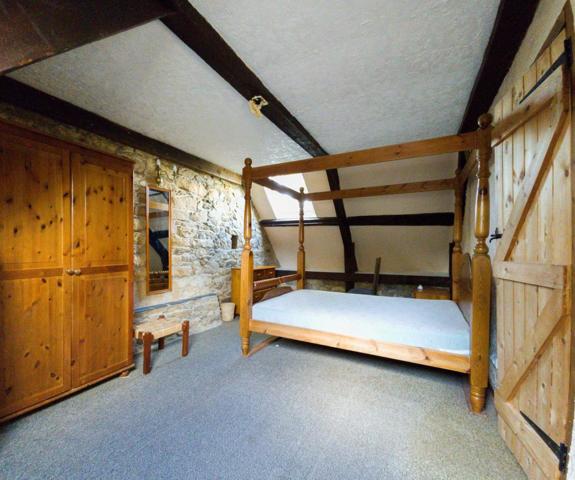 Ensemble de 4 maisons en pierre avec piscine couverte