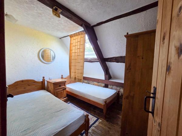 Ensemble de 4 maisons en pierre avec piscine couverte