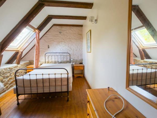 Ensemble de 4 maisons en pierre avec piscine couverte