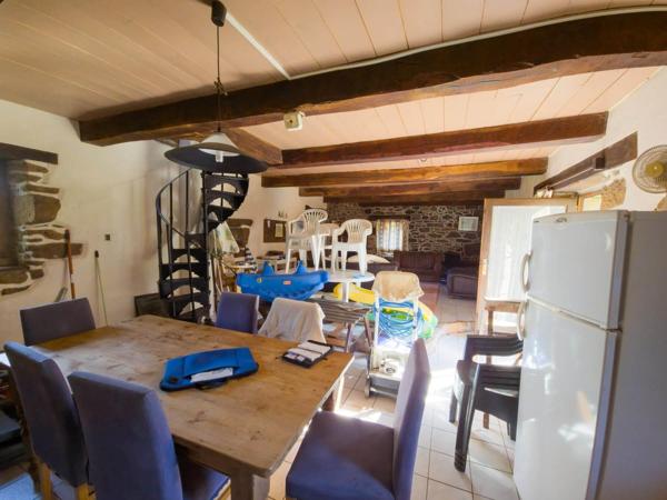 Ensemble de 4 maisons en pierre avec piscine couverte