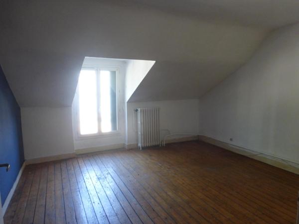 Proche du centre ville, avec terrain spacieux.