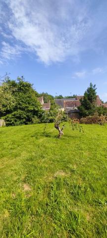 Proche du centre ville, avec terrain spacieux.