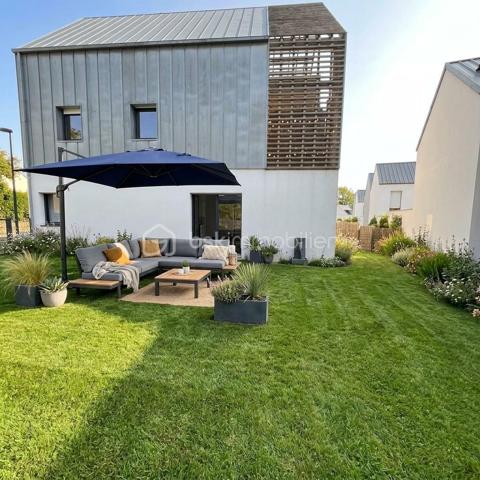 En exclusivité chez BSK immobilier.
Je vous présente ce très bel appartement en RDC d'une Résidence de standing construite en 2017. Très proche de l'embarcadère de l'île aux moines, Et proche de toutes les commodités. Environnement calme et aucuns travaux à prévoir.
L'appartement comprend une entrée avec placard et un dégagement donnant sur une pièce de vie très lumineuse avec sa double exposition et un accès direct au jardin privatif clôturé d'environ 130 M2.
Une cuisine meublée et équipée ouverte sur le séjour , un wc , deux belles chambres de 13 M2 avec penderie et dressing , une salle d'eau .
L'appartement dispose d'une cave attenante pratique pour le rangement et le stockage et une place de parking .
Ce bien est rare sur le secteur D'ARRADON, proche du golfe et des plages.
Vous n'aurez plus qu'a poser vos valises et profitez de notre belle région!!
Contactez moi pour organiser une visite.