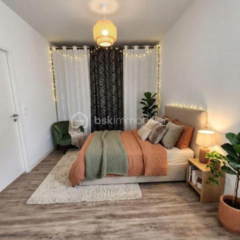 En exclusivité chez BSK immobilier.
Je vous présente ce très bel appartement en RDC d'une Résidence de standing construite en 2017. Très proche de l'embarcadère de l'île aux moines, Et proche de toutes les commodités. Environnement calme et aucuns travaux à prévoir.
L'appartement comprend une entrée avec placard et un dégagement donnant sur une pièce de vie très lumineuse avec sa double exposition et un accès direct au jardin privatif clôturé d'environ 130 M2.
Une cuisine meublée et équipée ouverte sur le séjour , un wc , deux belles chambres de 13 M2 avec penderie et dressing , une salle d'eau .
L'appartement dispose d'une cave attenante pratique pour le rangement et le stockage et une place de parking .
Ce bien est rare sur le secteur D'ARRADON, proche du golfe et des plages.
Vous n'aurez plus qu'a poser vos valises et profitez de notre belle région!!
Contactez moi pour organiser une visite.