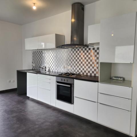 En exclusivité chez BSK immobilier.
Je vous présente ce très bel appartement en RDC d'une Résidence de standing construite en 2017. Très proche de l'embarcadère de l'île aux moines, Et proche de toutes les commodités. Environnement calme et aucuns travaux à prévoir.
L'appartement comprend une entrée avec placard et un dégagement donnant sur une pièce de vie très lumineuse avec sa double exposition et un accès direct au jardin privatif clôturé d'environ 130 M2.
Une cuisine meublée et équipée ouverte sur le séjour , un wc , deux belles chambres de 13 M2 avec penderie et dressing , une salle d'eau .
L'appartement dispose d'une cave attenante pratique pour le rangement et le stockage et une place de parking .
Ce bien est rare sur le secteur D'ARRADON, proche du golfe et des plages.
Vous n'aurez plus qu'a poser vos valises et profitez de notre belle région!!
Contactez moi pour organiser une visite.