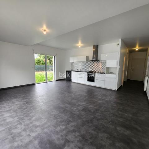 En exclusivité chez BSK immobilier.
Je vous présente ce très bel appartement en RDC d'une Résidence de standing construite en 2017. Très proche de l'embarcadère de l'île aux moines, Et proche de toutes les commodités. Environnement calme et aucuns travaux à prévoir.
L'appartement comprend une entrée avec placard et un dégagement donnant sur une pièce de vie très lumineuse avec sa double exposition et un accès direct au jardin privatif clôturé d'environ 130 M2.
Une cuisine meublée et équipée ouverte sur le séjour , un wc , deux belles chambres de 13 M2 avec penderie et dressing , une salle d'eau .
L'appartement dispose d'une cave attenante pratique pour le rangement et le stockage et une place de parking .
Ce bien est rare sur le secteur D'ARRADON, proche du golfe et des plages.
Vous n'aurez plus qu'a poser vos valises et profitez de notre belle région!!
Contactez moi pour organiser une visite.