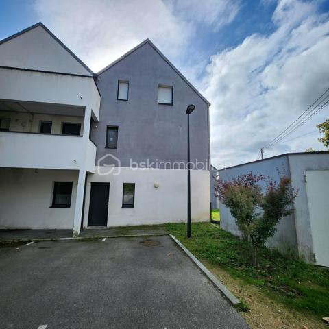 En exclusivité chez BSK immobilier.
Je vous présente ce très bel appartement en RDC d'une Résidence de standing construite en 2017. Très proche de l'embarcadère de l'île aux moines, Et proche de toutes les commodités. Environnement calme et aucuns travaux à prévoir.
L'appartement comprend une entrée avec placard et un dégagement donnant sur une pièce de vie très lumineuse avec sa double exposition et un accès direct au jardin privatif clôturé d'environ 130 M2.
Une cuisine meublée et équipée ouverte sur le séjour , un wc , deux belles chambres de 13 M2 avec penderie et dressing , une salle d'eau .
L'appartement dispose d'une cave attenante pratique pour le rangement et le stockage et une place de parking .
Ce bien est rare sur le secteur D'ARRADON, proche du golfe et des plages.
Vous n'aurez plus qu'a poser vos valises et profitez de notre belle région!!
Contactez moi pour organiser une visite.