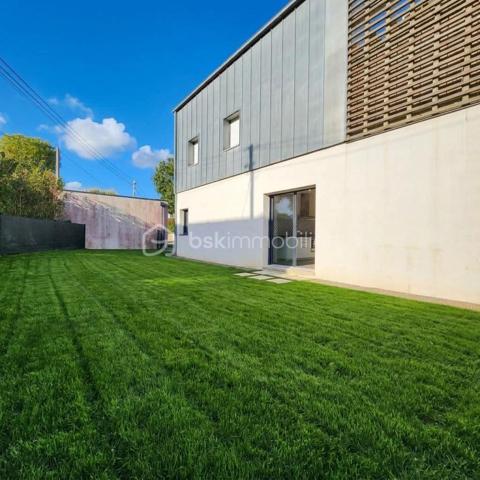 En exclusivité chez BSK immobilier.
Je vous présente ce très bel appartement en RDC d'une Résidence de standing construite en 2017. Très proche de l'embarcadère de l'île aux moines, Et proche de toutes les commodités. Environnement calme et aucuns travaux à prévoir.
L'appartement comprend une entrée avec placard et un dégagement donnant sur une pièce de vie très lumineuse avec sa double exposition et un accès direct au jardin privatif clôturé d'environ 130 M2.
Une cuisine meublée et équipée ouverte sur le séjour , un wc , deux belles chambres de 13 M2 avec penderie et dressing , une salle d'eau .
L'appartement dispose d'une cave attenante pratique pour le rangement et le stockage et une place de parking .
Ce bien est rare sur le secteur D'ARRADON, proche du golfe et des plages.
Vous n'aurez plus qu'a poser vos valises et profitez de notre belle région!!
Contactez moi pour organiser une visite.
