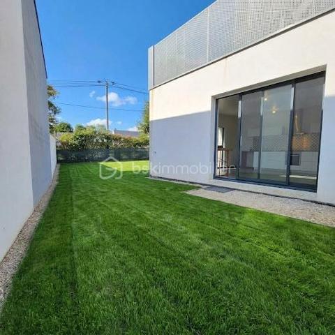 En exclusivité chez BSK immobilier.
Je vous présente ce très bel appartement en RDC d'une Résidence de standing construite en 2017. Très proche de l'embarcadère de l'île aux moines, Et proche de toutes les commodités. Environnement calme et aucuns travaux à prévoir.
L'appartement comprend une entrée avec placard et un dégagement donnant sur une pièce de vie très lumineuse avec sa double exposition et un accès direct au jardin privatif clôturé d'environ 130 M2.
Une cuisine meublée et équipée ouverte sur le séjour , un wc , deux belles chambres de 13 M2 avec penderie et dressing , une salle d'eau .
L'appartement dispose d'une cave attenante pratique pour le rangement et le stockage et une place de parking .
Ce bien est rare sur le secteur D'ARRADON, proche du golfe et des plages.
Vous n'aurez plus qu'a poser vos valises et profitez de notre belle région!!
Contactez moi pour organiser une visite.