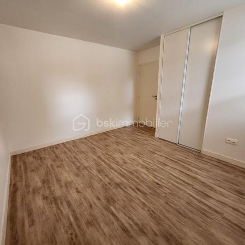 En exclusivité chez BSK immobilier.
Je vous présente ce très bel appartement en RDC d'une Résidence de standing construite en 2017. Très proche de l'embarcadère de l'île aux moines, Et proche de toutes les commodités. Environnement calme et aucuns travaux à prévoir.
L'appartement comprend une entrée avec placard et un dégagement donnant sur une pièce de vie très lumineuse avec sa double exposition et un accès direct au jardin privatif clôturé d'environ 130 M2.
Une cuisine meublée et équipée ouverte sur le séjour , un wc , deux belles chambres de 13 M2 avec penderie et dressing , une salle d'eau .
L'appartement dispose d'une cave attenante pratique pour le rangement et le stockage et une place de parking .
Ce bien est rare sur le secteur D'ARRADON, proche du golfe et des plages.
Vous n'aurez plus qu'a poser vos valises et profitez de notre belle région!!
Contactez moi pour organiser une visite.