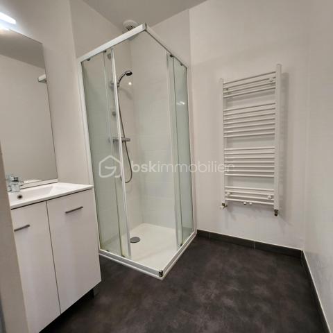 En exclusivité chez BSK immobilier.
Je vous présente ce très bel appartement en RDC d'une Résidence de standing construite en 2017. Très proche de l'embarcadère de l'île aux moines, Et proche de toutes les commodités. Environnement calme et aucuns travaux à prévoir.
L'appartement comprend une entrée avec placard et un dégagement donnant sur une pièce de vie très lumineuse avec sa double exposition et un accès direct au jardin privatif clôturé d'environ 130 M2.
Une cuisine meublée et équipée ouverte sur le séjour , un wc , deux belles chambres de 13 M2 avec penderie et dressing , une salle d'eau .
L'appartement dispose d'une cave attenante pratique pour le rangement et le stockage et une place de parking .
Ce bien est rare sur le secteur D'ARRADON, proche du golfe et des plages.
Vous n'aurez plus qu'a poser vos valises et profitez de notre belle région!!
Contactez moi pour organiser une visite.