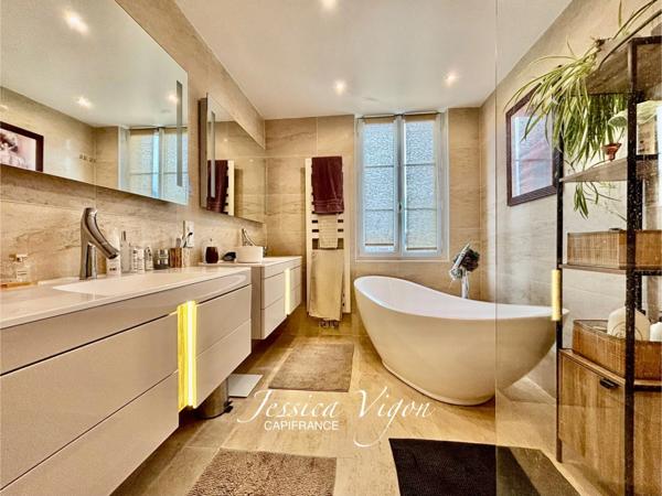 GRANDE MAISON FAMILIALE - 203 m² - CENTRE-VILLE MONTIVILLIERS – 5 Chambres – GRAND GARAGE – Jardin Paysagé de 490 m²