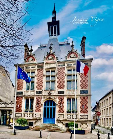 GRANDE MAISON FAMILIALE - 203 m² - CENTRE-VILLE MONTIVILLIERS – 5 Chambres – GRAND GARAGE – Jardin Paysagé de 490 m²