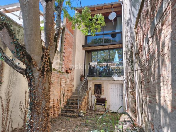 Cette maison de ville, mitoyenne, attend que vous la mettiez à votre goût.

En rez-de-chaussée, vous trouverez un pièce de vie avec un coin bureau, un WC, et un salon donnant sur une véranda avec accès à un escalier descendant à l'extérieur, sur un petit jardin avec une sortie sur l'arrière et une cave.
Au premier étage, une cuisine avec une loggia, une chambre, une salle de bain avec WC.
Au deuxième étage, en mezzanine, une grande chambre style dortoir.

Prestations : Toiture de 2008, isolation sous toiture en laine de verre, isolation mur, chauffage par radiateur électrique, double et simple vitrage, VMC, tout à l'égout, tableau électrique refait en 2024.

Idéalement située, cette maison vous permettra de tout faire à pieds. (école, commerce, domaine médical)

Vous souhaitez visiter ? Contactez-moi, votre conseillère est disponible 7/7 Jours.