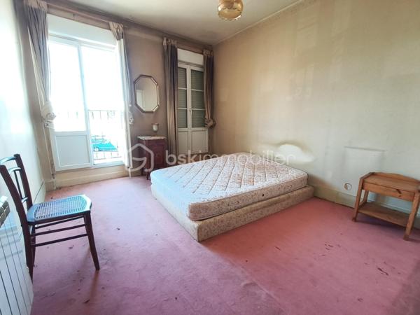 Cette maison de ville, mitoyenne, attend que vous la mettiez à votre goût.

En rez-de-chaussée, vous trouverez un pièce de vie avec un coin bureau, un WC, et un salon donnant sur une véranda avec accès à un escalier descendant à l'extérieur, sur un petit jardin avec une sortie sur l'arrière et une cave.
Au premier étage, une cuisine avec une loggia, une chambre, une salle de bain avec WC.
Au deuxième étage, en mezzanine, une grande chambre style dortoir.

Prestations : Toiture de 2008, isolation sous toiture en laine de verre, isolation mur, chauffage par radiateur électrique, double et simple vitrage, VMC, tout à l'égout, tableau électrique refait en 2024.

Idéalement située, cette maison vous permettra de tout faire à pieds. (école, commerce, domaine médical)

Vous souhaitez visiter ? Contactez-moi, votre conseillère est disponible 7/7 Jours.