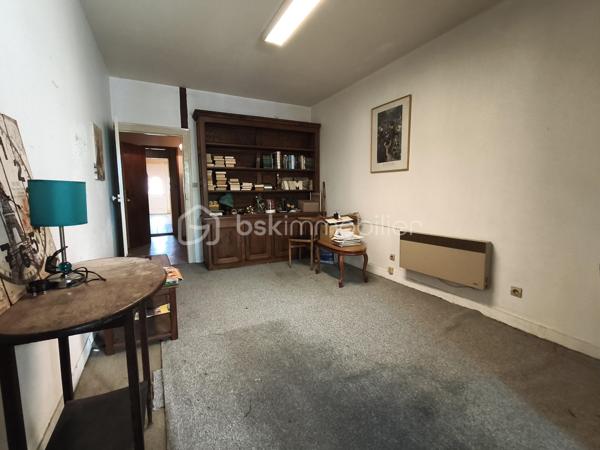 Cette maison de ville, mitoyenne, attend que vous la mettiez à votre goût.

En rez-de-chaussée, vous trouverez un pièce de vie avec un coin bureau, un WC, et un salon donnant sur une véranda avec accès à un escalier descendant à l'extérieur, sur un petit jardin avec une sortie sur l'arrière et une cave.
Au premier étage, une cuisine avec une loggia, une chambre, une salle de bain avec WC.
Au deuxième étage, en mezzanine, une grande chambre style dortoir.

Prestations : Toiture de 2008, isolation sous toiture en laine de verre, isolation mur, chauffage par radiateur électrique, double et simple vitrage, VMC, tout à l'égout, tableau électrique refait en 2024.

Idéalement située, cette maison vous permettra de tout faire à pieds. (école, commerce, domaine médical)

Vous souhaitez visiter ? Contactez-moi, votre conseillère est disponible 7/7 Jours.