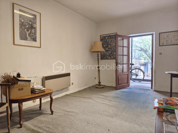Cette maison de ville, mitoyenne, attend que vous la mettiez à votre goût.

En rez-de-chaussée, vous trouverez un pièce de vie avec un coin bureau, un WC, et un salon donnant sur une véranda avec accès à un escalier descendant à l'extérieur, sur un petit jardin avec une sortie sur l'arrière et une cave.
Au premier étage, une cuisine avec une loggia, une chambre, une salle de bain avec WC.
Au deuxième étage, en mezzanine, une grande chambre style dortoir.

Prestations : Toiture de 2008, isolation sous toiture en laine de verre, isolation mur, chauffage par radiateur électrique, double et simple vitrage, VMC, tout à l'égout, tableau électrique refait en 2024.

Idéalement située, cette maison vous permettra de tout faire à pieds. (école, commerce, domaine médical)

Vous souhaitez visiter ? Contactez-moi, votre conseillère est disponible 7/7 Jours.