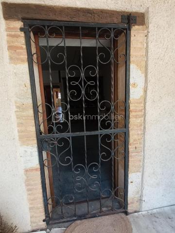 Cette maison de ville, mitoyenne, attend que vous la mettiez à votre goût.

En rez-de-chaussée, vous trouverez un pièce de vie avec un coin bureau, un WC, et un salon donnant sur une véranda avec accès à un escalier descendant à l'extérieur, sur un petit jardin avec une sortie sur l'arrière et une cave.
Au premier étage, une cuisine avec une loggia, une chambre, une salle de bain avec WC.
Au deuxième étage, en mezzanine, une grande chambre style dortoir.

Prestations : Toiture de 2008, isolation sous toiture en laine de verre, isolation mur, chauffage par radiateur électrique, double et simple vitrage, VMC, tout à l'égout, tableau électrique refait en 2024.

Idéalement située, cette maison vous permettra de tout faire à pieds. (école, commerce, domaine médical)

Vous souhaitez visiter ? Contactez-moi, votre conseillère est disponible 7/7 Jours.