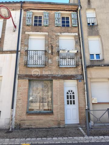 Cette maison de ville, mitoyenne, attend que vous la mettiez à votre goût.

En rez-de-chaussée, vous trouverez un pièce de vie avec un coin bureau, un WC, et un salon donnant sur une véranda avec accès à un escalier descendant à l'extérieur, sur un petit jardin avec une sortie sur l'arrière et une cave.
Au premier étage, une cuisine avec une loggia, une chambre, une salle de bain avec WC.
Au deuxième étage, en mezzanine, une grande chambre style dortoir.

Prestations : Toiture de 2008, isolation sous toiture en laine de verre, isolation mur, chauffage par radiateur électrique, double et simple vitrage, VMC, tout à l'égout, tableau électrique refait en 2024.

Idéalement située, cette maison vous permettra de tout faire à pieds. (école, commerce, domaine médical)

Vous souhaitez visiter ? Contactez-moi, votre conseillère est disponible 7/7 Jours.