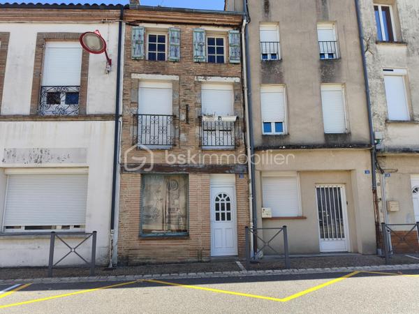 Cette maison de ville, mitoyenne, attend que vous la mettiez à votre goût.

En rez-de-chaussée, vous trouverez un pièce de vie avec un coin bureau, un WC, et un salon donnant sur une véranda avec accès à un escalier descendant à l'extérieur, sur un petit jardin avec une sortie sur l'arrière et une cave.
Au premier étage, une cuisine avec une loggia, une chambre, une salle de bain avec WC.
Au deuxième étage, en mezzanine, une grande chambre style dortoir.

Prestations : Toiture de 2008, isolation sous toiture en laine de verre, isolation mur, chauffage par radiateur électrique, double et simple vitrage, VMC, tout à l'égout, tableau électrique refait en 2024.

Idéalement située, cette maison vous permettra de tout faire à pieds. (école, commerce, domaine médical)

Vous souhaitez visiter ? Contactez-moi, votre conseillère est disponible 7/7 Jours.