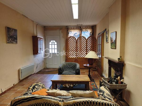 Cette maison de ville, mitoyenne, attend que vous la mettiez à votre goût.

En rez-de-chaussée, vous trouverez un pièce de vie avec un coin bureau, un WC, et un salon donnant sur une véranda avec accès à un escalier descendant à l'extérieur, sur un petit jardin avec une sortie sur l'arrière et une cave.
Au premier étage, une cuisine avec une loggia, une chambre, une salle de bain avec WC.
Au deuxième étage, en mezzanine, une grande chambre style dortoir.

Prestations : Toiture de 2008, isolation sous toiture en laine de verre, isolation mur, chauffage par radiateur électrique, double et simple vitrage, VMC, tout à l'égout, tableau électrique refait en 2024.

Idéalement située, cette maison vous permettra de tout faire à pieds. (école, commerce, domaine médical)

Vous souhaitez visiter ? Contactez-moi, votre conseillère est disponible 7/7 Jours.