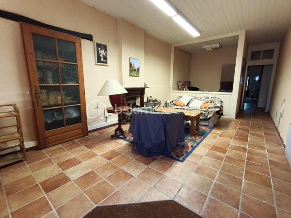 Cette maison de ville, mitoyenne, attend que vous la mettiez à votre goût.

En rez-de-chaussée, vous trouverez un pièce de vie avec un coin bureau, un WC, et un salon donnant sur une véranda avec accès à un escalier descendant à l'extérieur, sur un petit jardin avec une sortie sur l'arrière et une cave.
Au premier étage, une cuisine avec une loggia, une chambre, une salle de bain avec WC.
Au deuxième étage, en mezzanine, une grande chambre style dortoir.

Prestations : Toiture de 2008, isolation sous toiture en laine de verre, isolation mur, chauffage par radiateur électrique, double et simple vitrage, VMC, tout à l'égout, tableau électrique refait en 2024.

Idéalement située, cette maison vous permettra de tout faire à pieds. (école, commerce, domaine médical)

Vous souhaitez visiter ? Contactez-moi, votre conseillère est disponible 7/7 Jours.