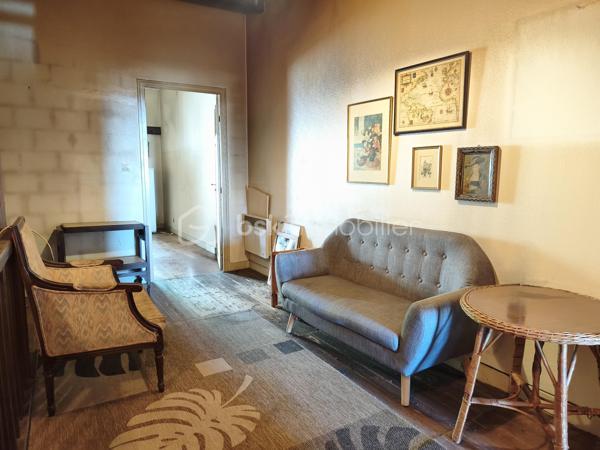 Cette maison de ville, mitoyenne, attend que vous la mettiez à votre goût.

En rez-de-chaussée, vous trouverez un pièce de vie avec un coin bureau, un WC, et un salon donnant sur une véranda avec accès à un escalier descendant à l'extérieur, sur un petit jardin avec une sortie sur l'arrière et une cave.
Au premier étage, une cuisine avec une loggia, une chambre, une salle de bain avec WC.
Au deuxième étage, en mezzanine, une grande chambre style dortoir.

Prestations : Toiture de 2008, isolation sous toiture en laine de verre, isolation mur, chauffage par radiateur électrique, double et simple vitrage, VMC, tout à l'égout, tableau électrique refait en 2024.

Idéalement située, cette maison vous permettra de tout faire à pieds. (école, commerce, domaine médical)

Vous souhaitez visiter ? Contactez-moi, votre conseillère est disponible 7/7 Jours.